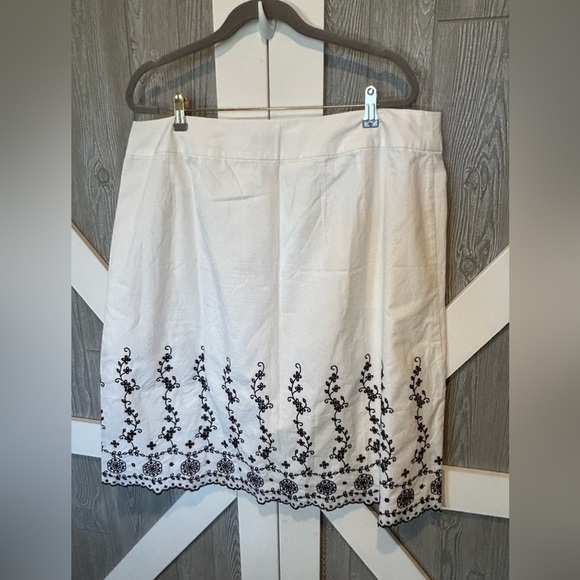 Bag148. DRESSBARN White & Black A-Line skirt with black embroidery design 18W - Picture 3 of 3